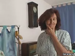 Cô bé nhật sử dụng các ngón tay và một món đồ ph set hay chơi trung